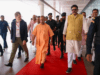 कोलकाता पहुंचे CM योगी, शुभेंदु अधिकारी के शपथ ग्रहण से पहले एयरपोर्ट पर भव्य स्वागत