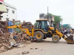 चंदौली में बुलडोजर एक्शन! सड़क चौड़ीकरण में सपा दफ्तर पर चला प्रशासन का डंडा