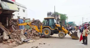 चंदौली में बुलडोजर एक्शन! सड़क चौड़ीकरण में सपा दफ्तर पर चला प्रशासन का डंडा