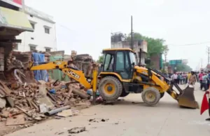 चंदौली में बुलडोजर एक्शन! सड़क चौड़ीकरण में सपा दफ्तर पर चला प्रशासन का डंडा