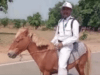 जनगणना के लिए घोड़े पर निकले शिक्षक, झारखंड में दिखी अनोखी तस्वीर