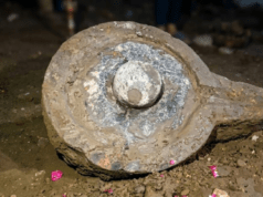 उज्जैन में खुदाई के दौरान मिला विशाल शिवलिंग, महाकाल मंदिर परिसर में उमड़ी श्रद्धालुओं की भीड़