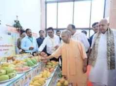 मुख्यमंत्री के हाथों किताब-कॉपी पाकर खिल उठे नौनिहालों के चेहरे
