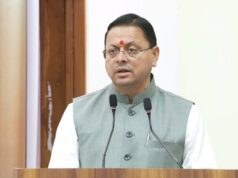 20 साल से सड़क का इंतजार, ग्रामीणों ने कीचड़ भरी सड़क पर कर दी धान की रोपाई