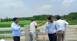 Muzaffarnagar: खादर क्षेत्रों में जलभराव के बीच एसडीएम सदर प्रवीण कुमार द्विवेदी का दौरा, ट्रैक्टर से किया बाढ़ प्रभावित गांवों का निरीक्षण