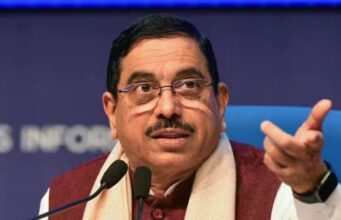 कौन हैं प्रल्हाद जोशी? शिक्षा मंत्रालय की कमान संभालने वाले नए चेहरे के सामने छात्रों का भरोसा बहाल करने की बड़ी चुनौती