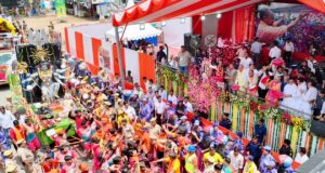 मेरठ में कांवड़ियों पर हुई पुष्पवर्षा, बोले शिवभक्त “योगी जी ने फूल नहीं सम्मान बरसाया”