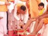 हरिद्वार में कांवड़ियों का खास सम्मान, CM धामी ने पखारे शिवभक्तों के पैर