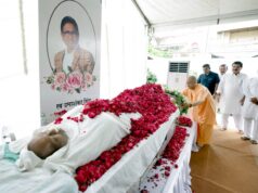 सीएम योगी ने उमाशंकर सिंह के आवास पहुंचकर दी श्रद्धांजलि परिवार को बंधाया ढांढस