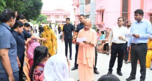 जनता दर्शन में सीएम योगी का भरोसा, बोले- घबराइए मत, हर समस्या का होगा समाधान