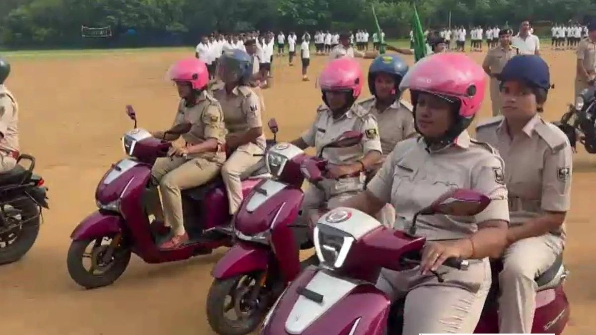 गया में मनचलों पर ‘पुलिस दीदी’ की नजर, स्कूटी से गश्त करेंगी महिला पुलिसकर्मी