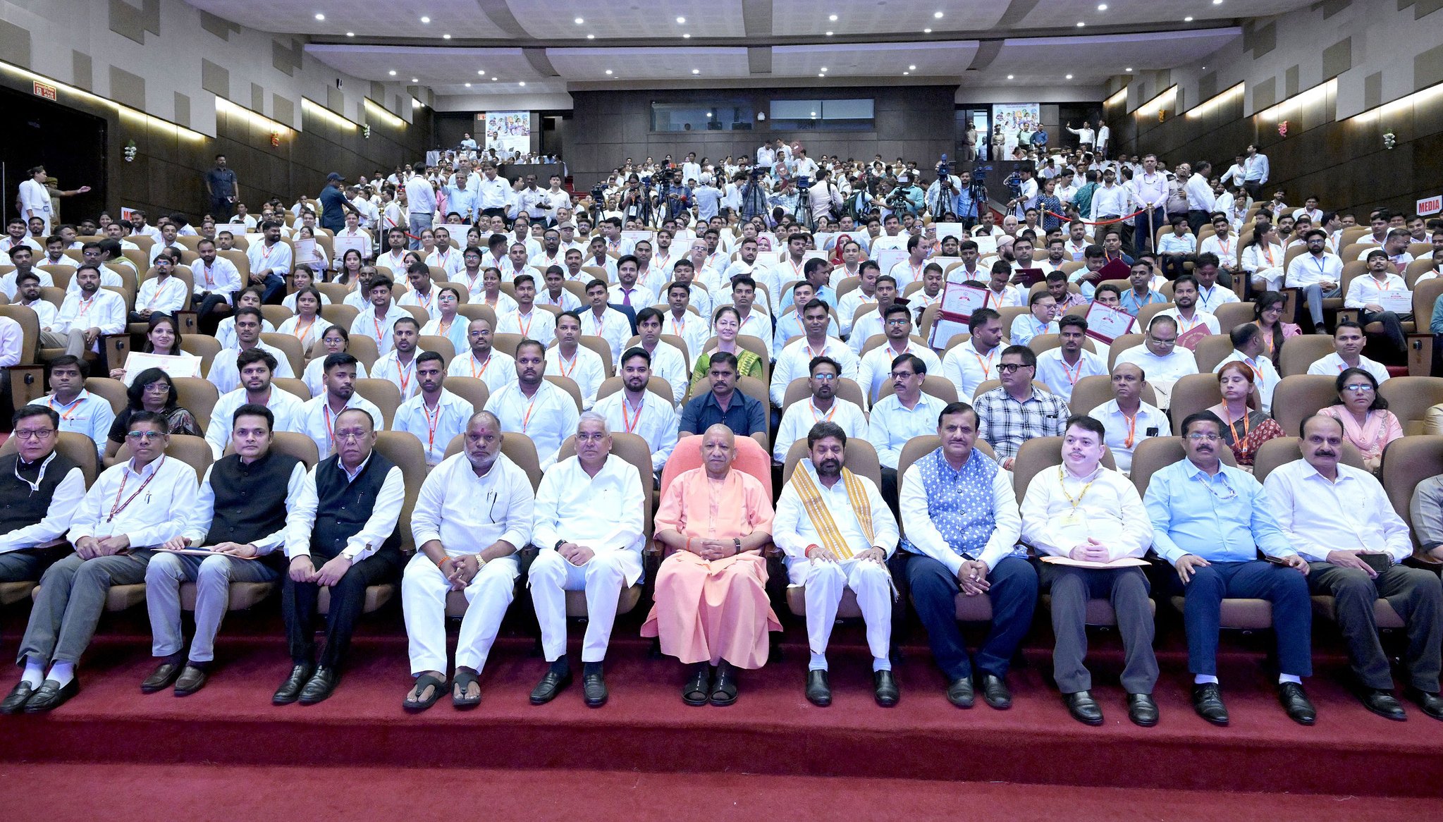 सीएम योगी ने यूपी में एक लाख नई नौकरियों का किया श्रीगणेश, 818 युवाओं को बांटे नियुक्ति पत्र -