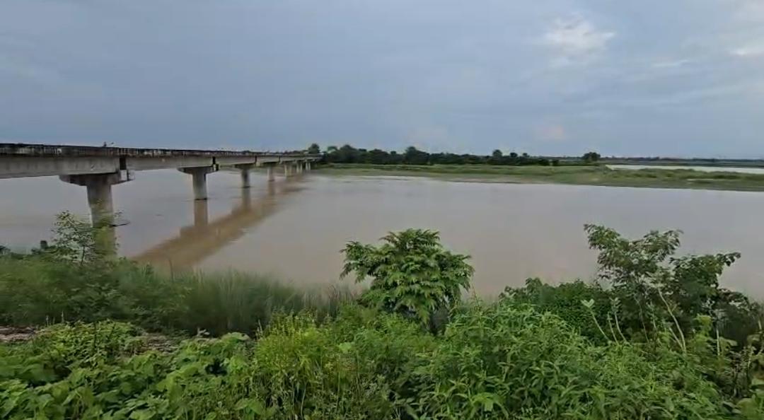 माधवपुर घाट पर तटबंध में बड़ा कटाव, राप्ती नदी बढ़ी तो गांवों पर मंडराएगा संकट -