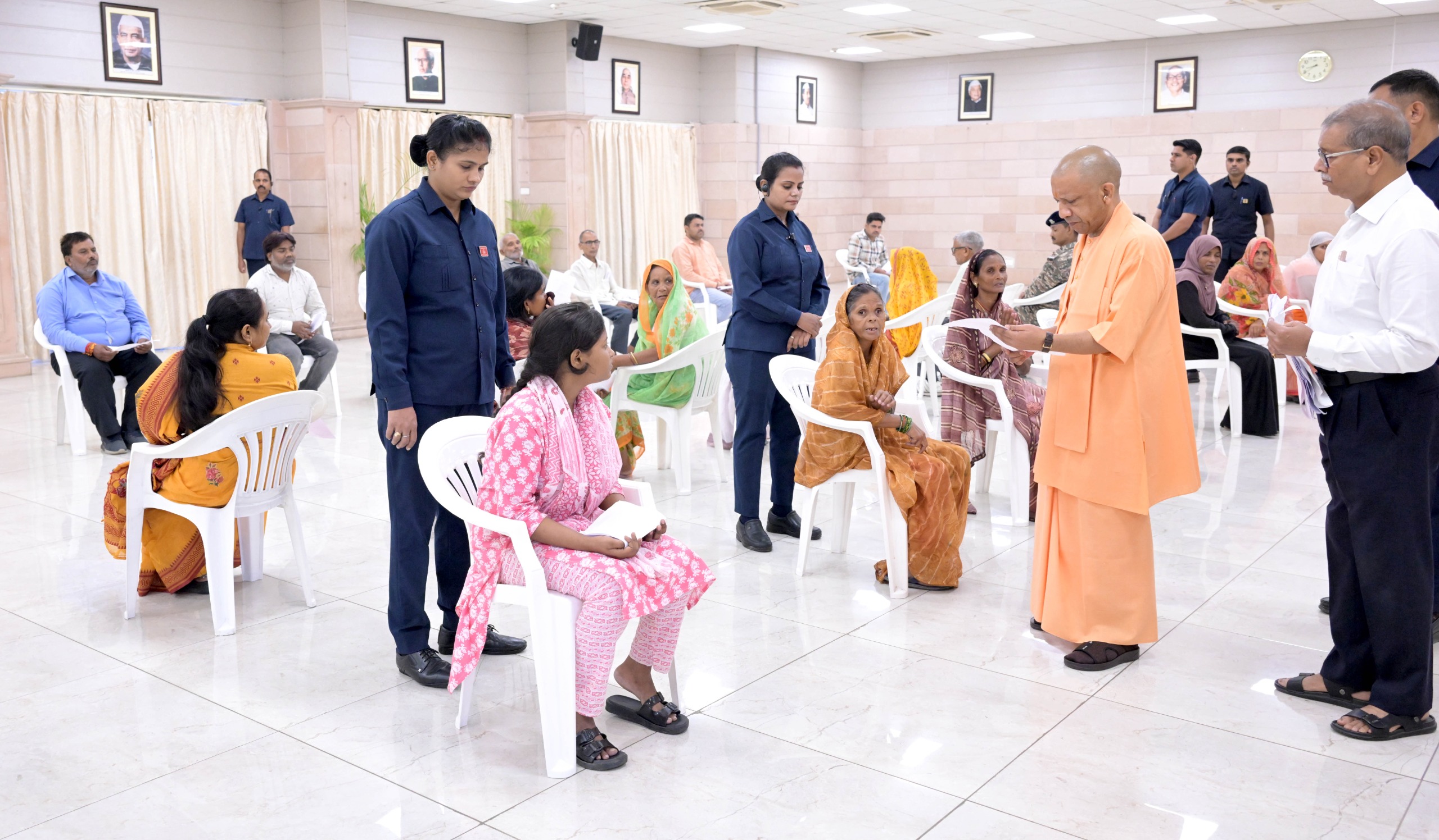 छोटी घटनाओं को बड़ा बनने से रोकें अधिकारी, लापरवाही बर्दाश्त नहीं होगी: सीएम योगी -