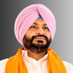 Filmitics Media Ravneet Bittu arrived with tomatoes in front of CM Bhagwant Mann's convoy in Ludhiana; police took him into custody.