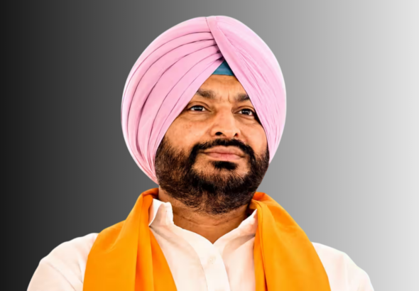 Filmitics Media Ravneet Bittu arrived with tomatoes in front of CM Bhagwant Mann's convoy in Ludhiana; police took him into custody.