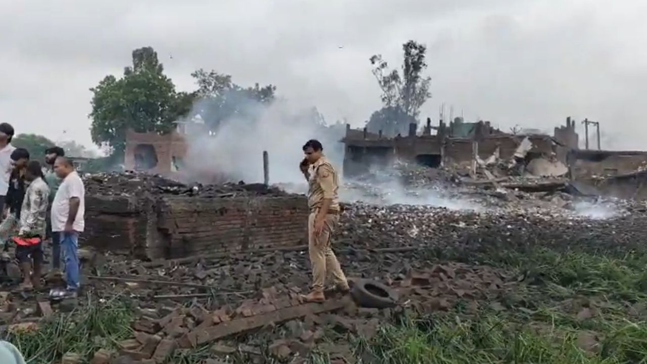 कौशाम्बी पटाखा फैक्ट्री विस्फोट मामले में बड़ा एक्शन, तीन फरार आरोपियों पर 25-25 हजार का इनाम घोषित -