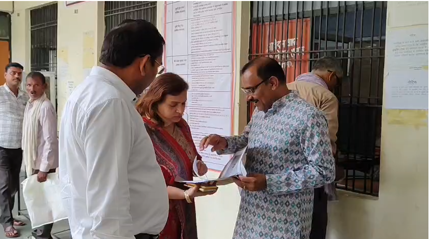उन्नाव RTO कार्यालय में ARTO श्वेता वर्मा का औचक निरीक्षण, सभी काउंटरों पर पहुंचकर आवेदकों से लिया फीडबैक -