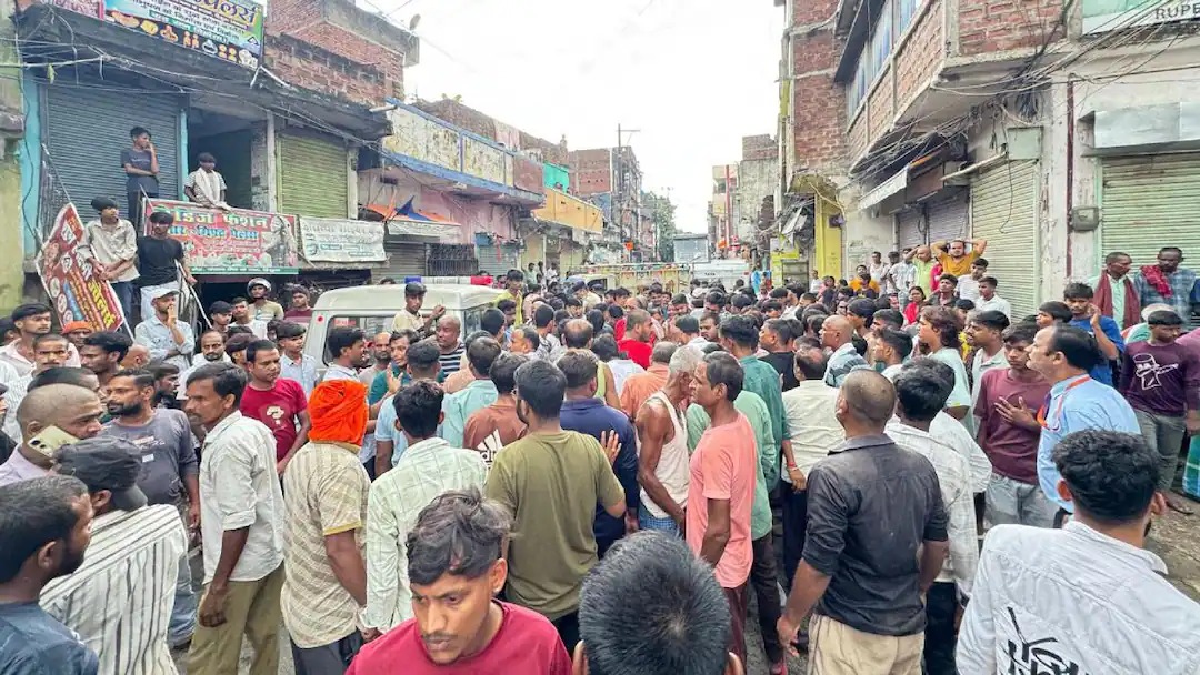 नवादा में दिनदहाड़े युवक की गोली मारकर हत्या, कॉलेज विवाद से जुड़ा बताया जा रहा मामला; सड़क जाम कर लोगों ने किया हंगामा -